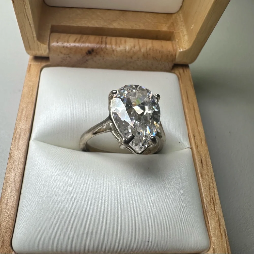 Stunning Silver Teardrop Ring - Picture 2 of 4